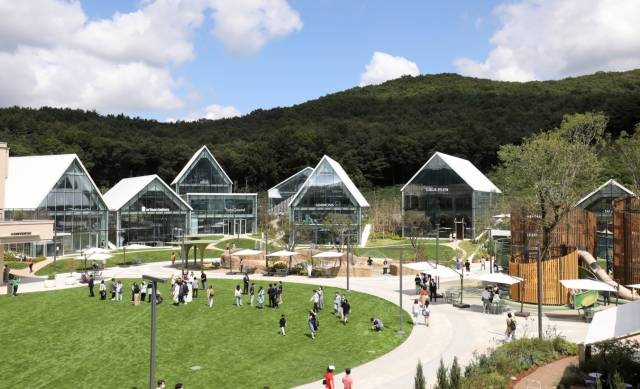 경기도 의왕시 롯데 프리미엄 아울렛 ‘타임빌라스’ 전경. 타임빌라스는 나들이 명소로 꼽히며 이번 추석 연휴 동안 내내 쇼핑객이 몰렸다. 롯데쇼핑 제공