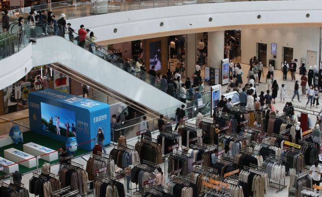 22일 오전 서울 시내 한 대형쇼핑몰이 쇼핑객들로 북적이고 있다. 뉴시스