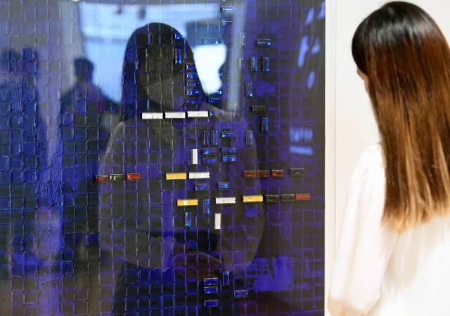 한 시민이 23일 서울 종로구 세종문화회관 미술관 전관에서 열린 제16회 광화문국제아트페스티벌(GIAF)에서 첨단소재인 홀로그램과 반도체를 이용한 박병근 작가의 작품을 감상하고 있다.