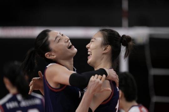 2020도쿄올림픽 여자배구 일본전에서 극적인 승리를 거두고 에이스 김연경(왼쪽)과 미들블로커 간판 양효진이 서로 부둥켜안고 환호하고 있다. [도쿄=연합뉴스 자료사진]