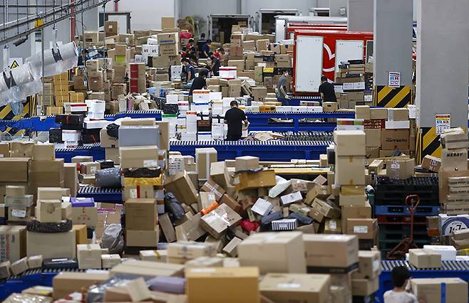 ▲ 추석 연휴를 이틀 앞둔 9월16일 오전 송파구 서울복합물류단지에서 택배사 관계자들이 분류 작업을 하고 있다. ⓒ 연합뉴스