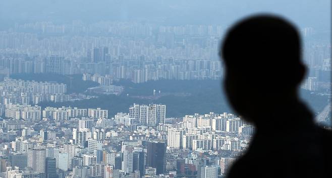 잠실 주택 밀집지를 바라다 보는 시민 모습 [매경DB]