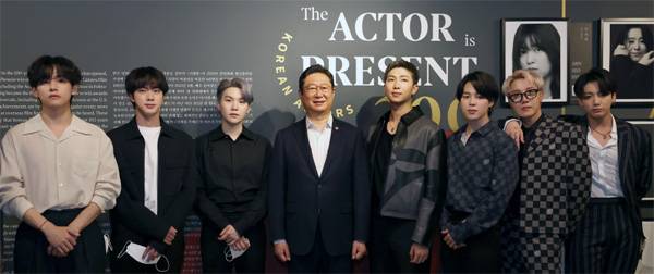 22일(현지시간) 황희 문화체육관광부 장관이 미국 뉴욕한국문화원을 방문한 방탄소년단(BTS)을 만나고 있다. [사진 제공 = 문체부]