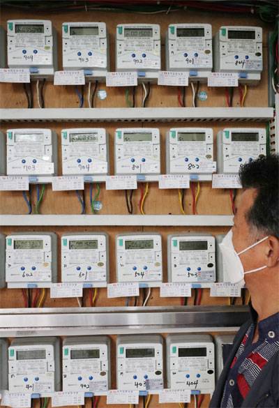 정부와 한국전력이 올해 4분기부터 적용되는 전기요금 인상을 발표한 23일 서울시내 한 다세대주택에 설치된 전기계량기를 관리인이 들여다보고 있다. [박형기 기자]