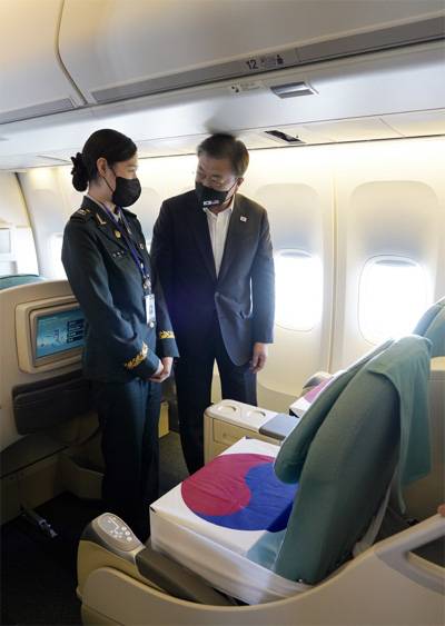 문재인 대통령이 23일 오후(현지시각) 미국 하와이에서 봉송해 전용기 내에 임시 안치한 국군 전사자 고 김석주 님의 유해를 고인의 후손인 김혜수 소위와 살펴본 뒤 대화하고 있다. [사진 = 연합뉴스]