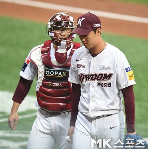 키움 히어로즈 투수 안우진(오른쪽)이 4회초 실점 위기를 넘긴 뒤 포수 이지영과 대화하고 있다. 사진(서울 고척)=김재현 기자