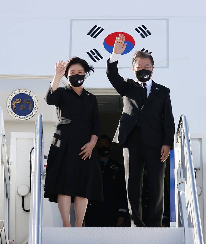 문재인 대통령과 김정숙 여사가 22일(현지시각) 미국 히캄 공군기지에서 뉴욕 및 하와이 방문을 마치고 귀국을 위해 공군 1호기에 올라 손을 들어 인사하고 있다. 연합뉴스