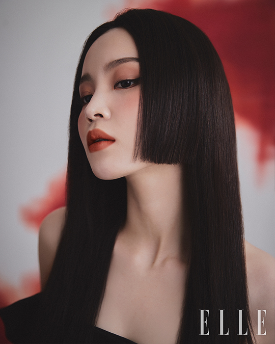 A makeup picture of singer Lee Hi has been released.Lee Hi, who has been actively working on Regular 3rd album 4 ONLY, recently filmed a picture with fashion magazine Elle.Lee Hi in the public picture shows off the overwhelming Aura with chic lip colors that steal the Sight.From the shining RED lip, the Brick RED lip in autumn winter, and the trendy MLBB lip, you can see the truth of the photographer.It is the back door that the staff applauded and cheered Lee His professional spirit, which showed off the charm of chameleon by trying various styling transformations every cut.The photo shoot was made in four colors directly selected by Lee Hi, adding more speciality.