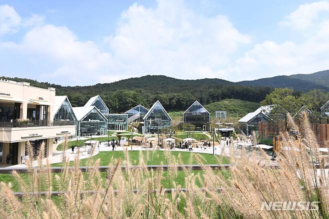 [의왕=뉴시스] 김종택기자 = 경기도 의왕시 롯데프리미엄아울렛 '타임빌라스'가 그랜드 오픈한 10일 방문객들이 매장을 둘러보고 있다. 타임빌라스는 시간(Time)과 별장(Villas)의 합성어로 '시간이 머물고 싶은 공간'이라는 의미를 담아 자연 친화적인 설계와 다양한 체험 콘텐츠를 선보였다. 2021.09.10.jtk@newsis.com