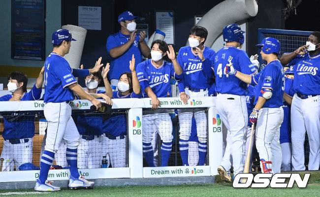 [OSEN=잠실, 이대선 기자] 23일 오후 서울 잠실야구장에서 ’2021 신한은행 SOL KBO 리그' LG 트윈스와 삼성 라이온즈의 경기가 열렸다. 4회초 무사 1루에서 삼성 오재일이 좌월 투런 홈런을 치고 더그아웃에서 동료들의 축하를 받고 있다. 2021.09.23 /sunday@osen.co.kr