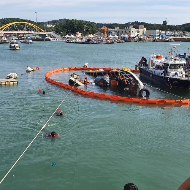 ▲보령해경이 오염사고를 대비해 침수선박 주변에 오일펜스를 설치하고 있다 ⓒ보령해경