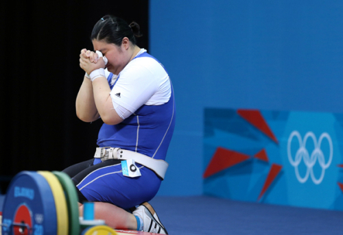2012런던올림픽에 출전한 장미란이 8월5일(현지시각) 영국 런던의 엑셀 아레나에서 열린 대회 여자 역도 +75㎏급에 출전해 용상 3차시기에서 170kg을 시도하다 실패하고 기도하고 있다. 연합