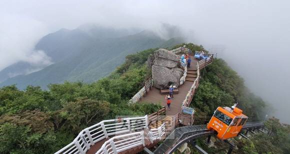 대봉산 직벽을 힘겹게 오르는 모노레일. 그 옆은 소원바위다.