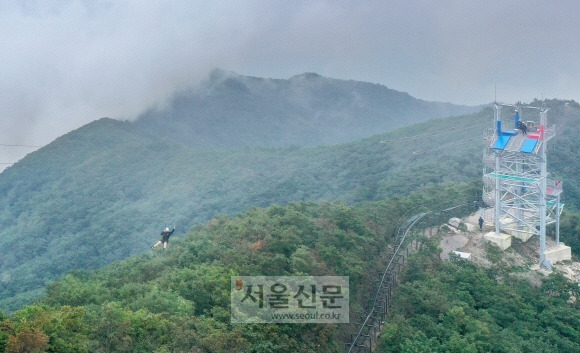 대봉산 집라인은 깊은 계곡을 쏟아져 내려갈 때 짜릿한 전율을 맛볼 수 있다.