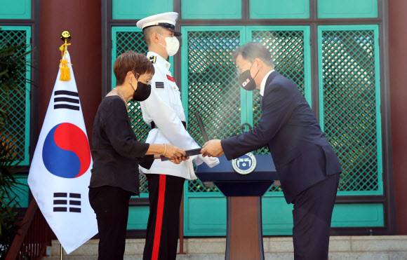 애족장 추서하는 문 대통령 - 문재인 대통령이 22일(현지시각) 미국 하와이대 한국학 연구소에서 열린 독립유공자 훈장 추서식에서 독립유공자 안정송 지사 후손에게 애족장을 수여하고 있다. 2021.9.23 연합뉴스