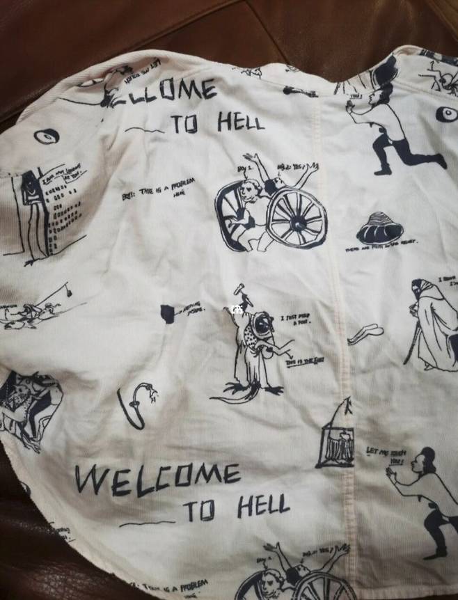 중국 토종 패션브랜드 JNBY의 아동용 티셔츠에 ‘지옥으로 온 것을 환영한다’는 영어 문구가 새겨져 있다.