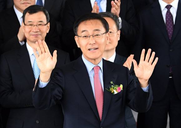 15일 서울 대검찰청에서 김수남 검찰총장이 퇴임식을 마치고 손을 흔들고 있다. 2017. 5. 15 정연호 기자 tpgod@seoul.co.kr