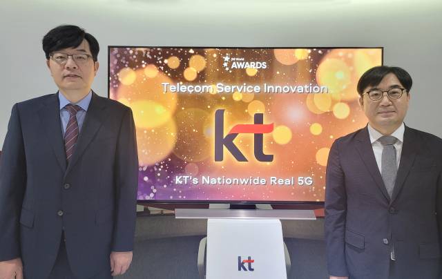 서영수(왼쪽) KT 네트워크연구기술본부장 상무와 김경엽 KT 액세스망기술1팀장이 5G 월드어워드 2021 ‘통신서비스 혁신상’을 받고 기념촬영하고 있다. /사진제공=KT