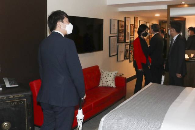 국민의힘 이준석 대표와 방미단이 22일(현지시간) 미국 워싱턴 워터게이트호텔에서 1972년 워터게이트 사건이 발생했던 룸을 현장 방문하고 있다./사진=국민의힘 제공