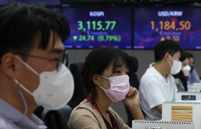 23일 코스피지수는 전 거래일보다 12.93포인트(0.41%) 내린 3,127.58에 거래를 마쳤다. 사진은 이날 오전 명동 하나은행 본점 딜링룸. 원/달러 환율 및 코스피가 표시돼 있다. / 사진제공=연합뉴스