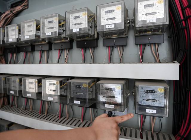 정부와 한국전력이 4분기 전기 요금을 인상한 가운데 23일 서울의 한 오피스텔에서 주민이 전기계량기를 확인하고 있다. /권욱 기자