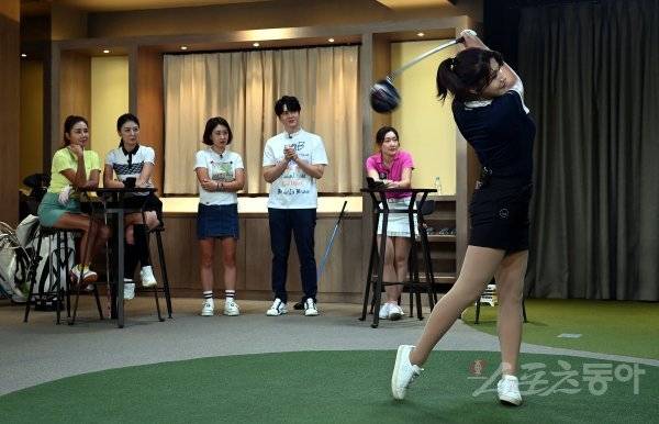 스포츠동아가 새롭게 론칭하는 유튜브 채널 ‘골프TV 일파만파’가 서울 용산구 프렌즈 아카데미 한남에서 첫 촬영을 가졌다. 윤민정 프로골퍼가 샷 대결을 펼치고 있다. 김민성 기자 marineboy@donga.com