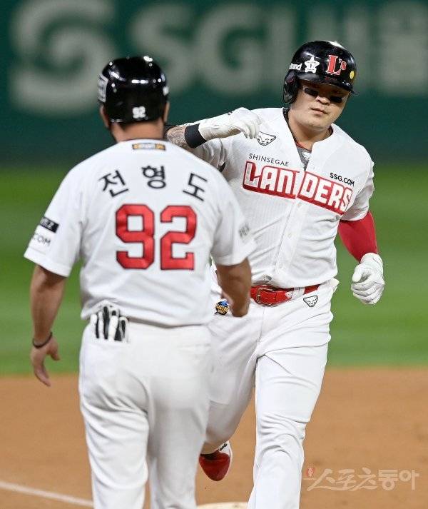 23일 인천 SSG랜더스필드에서 ‘2021 신한은행 SOL KBO리그’ 키움 히어로즈와 SSG 랜더스 경기가 열렸다. 1회말 무사 SSG 추신수가 좌중월 솔로 홈런을 날리고 그라운드를 돌며 하이파이브 하고 있다. 인천 | 김종원 기자 won@donga.com