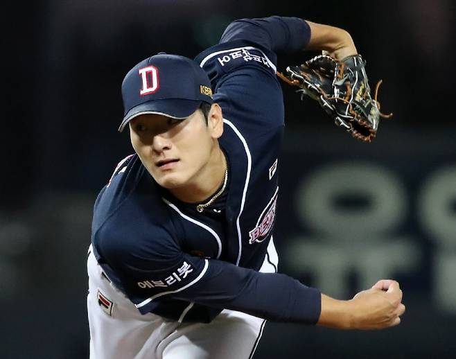 두산 곽빈이 23일 광주 KIA전에 선발 등판해 힘껏 공을 던지고 있다. 연합뉴스