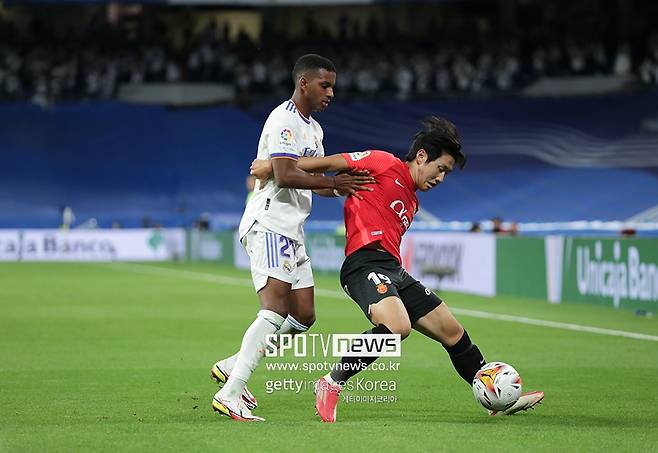 ▲ 이강인(오른쪽)이 23일 레알 마드리드전에서 호드리구와 볼 다툼을 하고 있다