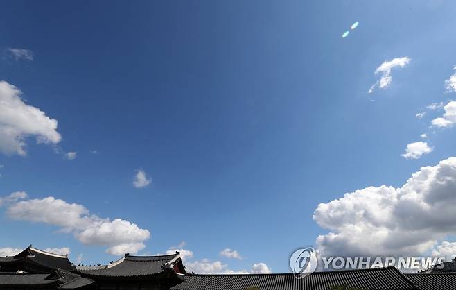 파란 가을하늘 (서울=연합뉴스) 백승렬 기자 = 추석 연휴 마지막 날인 22일 서울 하늘이 가을 모습을 보이고 있다. 2021.9.22 srbaek@yna.co.kr