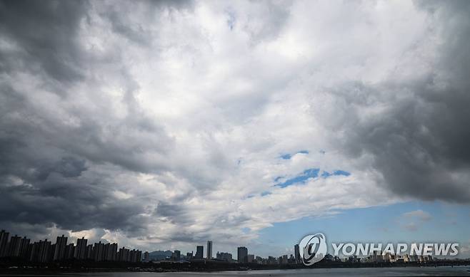파란 하늘과 먹구름의 줄다리기 (서울=연합뉴스) 황광모 기자 = 추석 연휴 마지막 날인 22일 오전 서울 잠실 대교에서 바라본 서울 하늘이 구름과 파란 하늘이 줄다리기를 벌이고 있다.  2021.9.22 hkmpooh@yna.co.kr