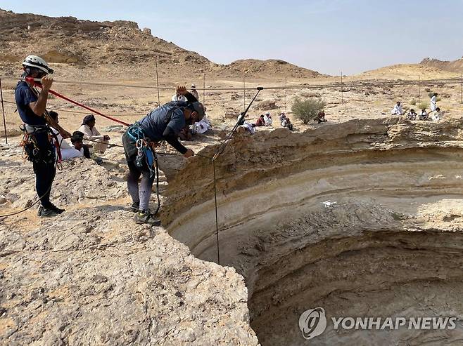 예멘 동부 사막 웅덩이 내부 탐사 [AFP=연합뉴스]