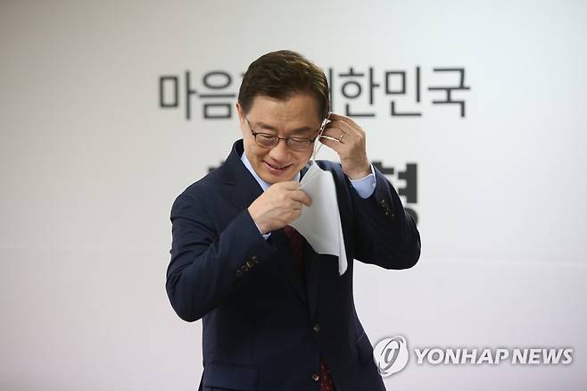 최재형 '가덕도 신공항 전면 재검토' 공약 발표 (서울=연합뉴스) 국민의힘 대권주자인 최재형 전 감사원장이 23일 서울 여의도 선거캠프에서 부산 가덕도 신공항의 전면 재검토 공약 발표를 준비하고 있다.  2021.9.23  [최재형 캠프 제공. 재판매 및 DB 금지] zjin@yna.co.kr
