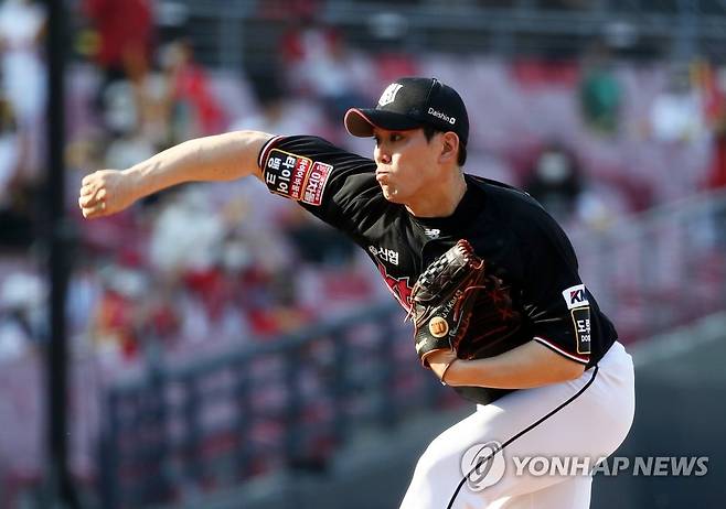 투구하는 김재윤 [연합뉴스 자료사진]