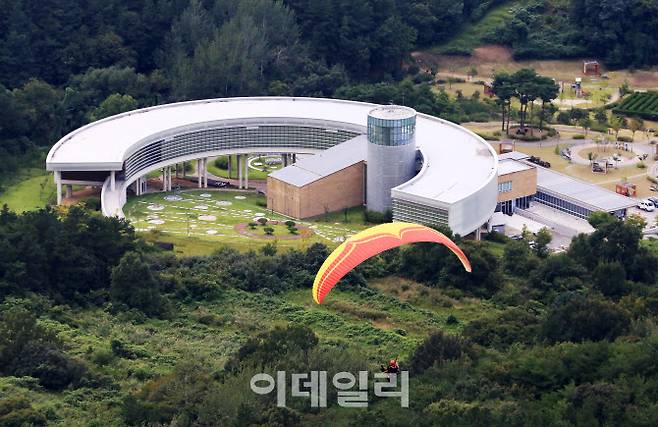 전북 완주 경각산 정상 부근에는 전국 5대 패러글라이딩으로 불리는 활공장이 있다. 이곳에서는 모악산과 구이저수지, 전주시내가 한눈에 내려다 보이는 풍광은 물론 착륙장이 대부분 논이어서 누구나 패러글라이딩 체험을 즐길 수 있다.