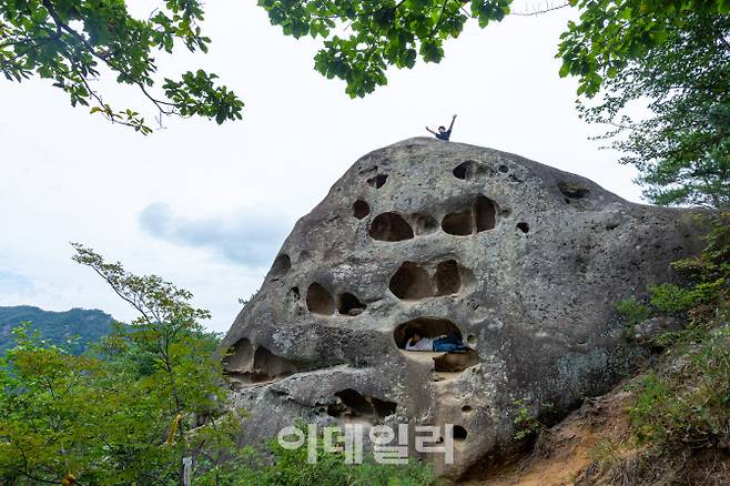 용이 무엇인가를 먹다가 남겨둔 바위라는 뜻의 ‘용이 뜯어 먹은 바우’라고 불린 ‘기차산 해골바위’.