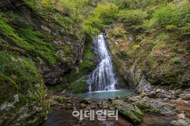 우리나라 판소리 8대 명창으로 불린 권삼득 선생이 수련했다고 알려진 ‘위봉폭포’
