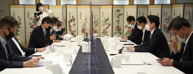 이억원(오른쪽에서 두번째) 기획재정부 1차관이 24일 오전 정부서울청사에서 열린 ‘제33차 혁신성장 전략점검회의 겸 코로나 정책점검회의 겸 한국판뉴딜 점검 TF 겸 제28차 물가관계차관회의’를 주재하며 발언하고 있다. (사진=연합뉴스)