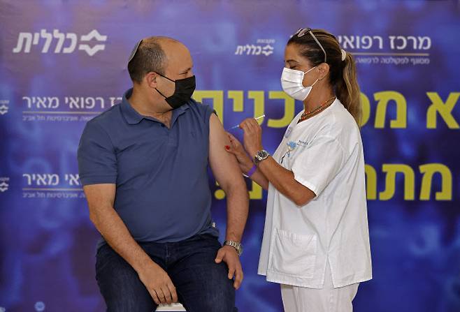 나프탈리 베네트 이스라엘 총리가 지난달 20일 부스터샷을 맞고 있다(사진=AFP)