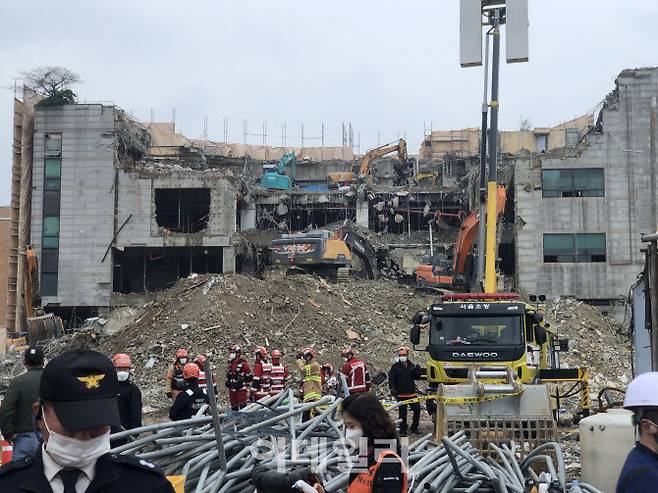 4월 30일 오후 서울 성북구 장위10구역 건물서 철거작업중인 인부 1명이 추락 후 매몰돼 소방당국이 구조작업에 나서고 있다.(사진=이상원 기자)