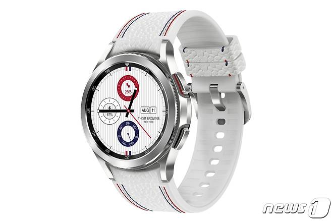 삼성전자는 갤럭시워치4 클래식 톰브라운 에디션을 온라인 추첨 방식으로 한정 판매한다고 23일 밝혔다. 갤럭시 워치 단독으로 톰브라운 에디션을 선보이는 것은 이번이 처음이다. 삼성전자 홈페이지에서 오는 29일 오전 9시부터 오후 6시까지 응모할 수 있으며 당첨자 발표는 30일에 진행될 예정이다. (삼성전자 제공) 2021.9.23/뉴스1