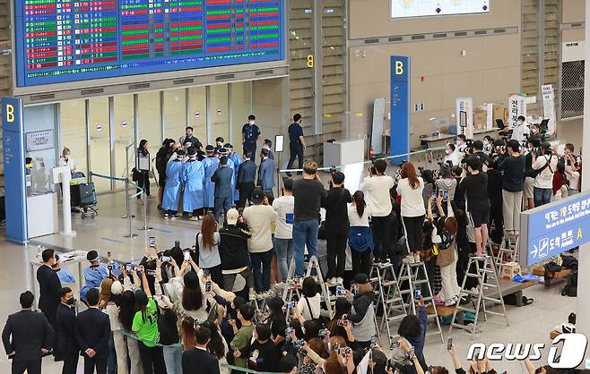 방탄소년단(BTS) RM , 진, 슈가, 제이홉, 지민, 뷔, 정국이 24일 새벽 인천국제공항을 통해 귀국하고 있다. 2021.9.24/뉴스1 © News1 권현진 기자