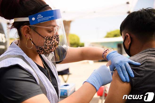 미국 로스앤젤레스에서 2021년 8월 7일 한 17세 청소년이 '학교 복귀' 기간 학교에서 제공되는 화이자 백신으로 1차 접종을 하는 모습. © AFP=뉴스1