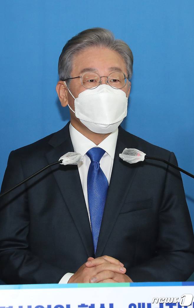 (수원=뉴스1) 진현권 기자 = 더불어민주당 대선주자인 이재명 경기도지사는 최근 국민의힘 대선주자 홍준표 의원이 대장동을 방문해 "이 지사가 감옥에 갈 것"이라고 말한 것에 대해 "감옥 갈 일이 아니라 상받을 일"이라고 맞받아쳤다./뉴스1 © News1 이동해 기자