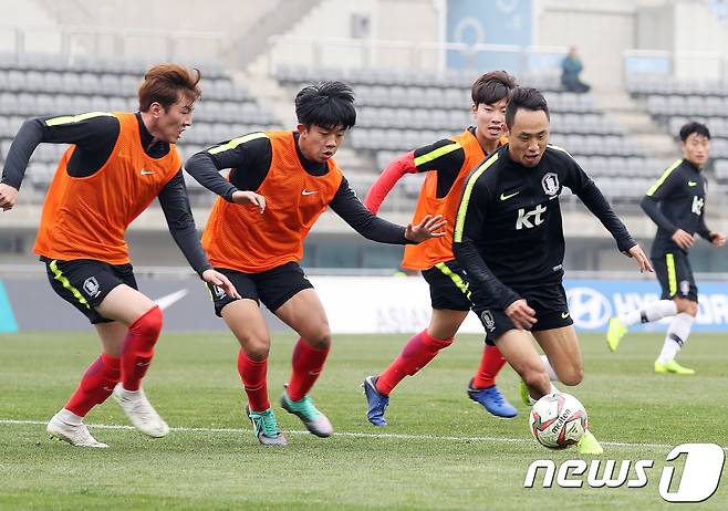 20일 오전 울산종합운동장에서 열린 2019 아시아축구연맹(AFC) 아시안컵 대비 U-23과 연습경기에서 후반 문선민이 드리블하고 있다. 2018.12.20/뉴스1 © News1 이윤기 기자