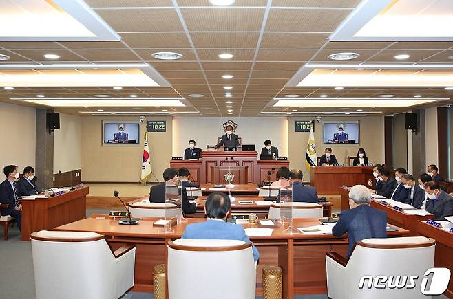 전북 장수군의회가 24일 제329회 임시회를 개회하고 있다(장수군의회 제공)2021.9.24/뉴스1