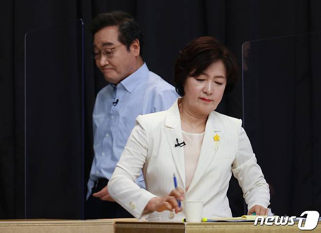 더불어민주당 이낙연(왼쪽), 추미애 대선 경선 후보가 1일 서울 금천구 가산디지털단지의 한 스튜디오에서 열린 오마이뉴스 주관 6차 토론회에서 1대1 토론을 마친 뒤 자리로 향하고 있다. 2021.9.1/뉴스1 © News1 국회사진취재단