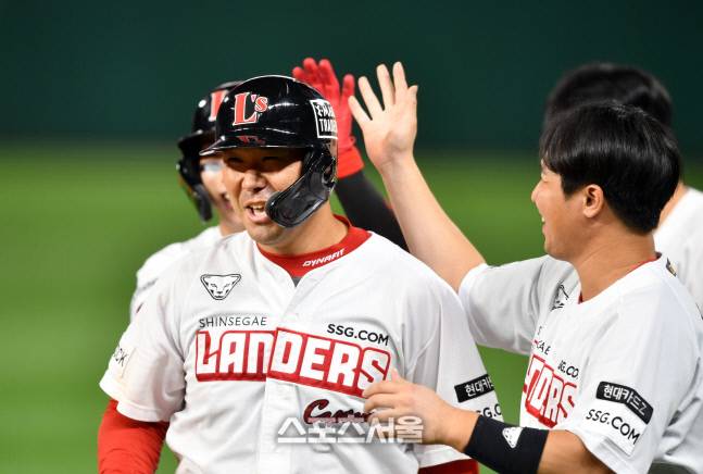 SSG  이재원(가운데)이 23일 인천SSG랜더스필드에서 열린 롯데 전에서 끝내기 내야안타를 기록한 후 동료들의 축하를 받고 있다.  문학 | 강영조기자 kanjo@sportsseoul.com