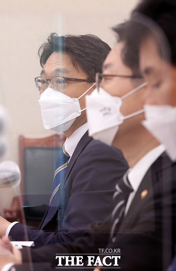 '고발 사주' 의혹 수사 관련해 질의 답변하는 김진욱 공수처장.