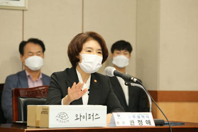 한정애 환경부 장관이 24일 서울 강북구청에서 열린 ‘담배꽁초 회수재활용 시범사업 업무협약식’에서 인사말을 하고 있다.